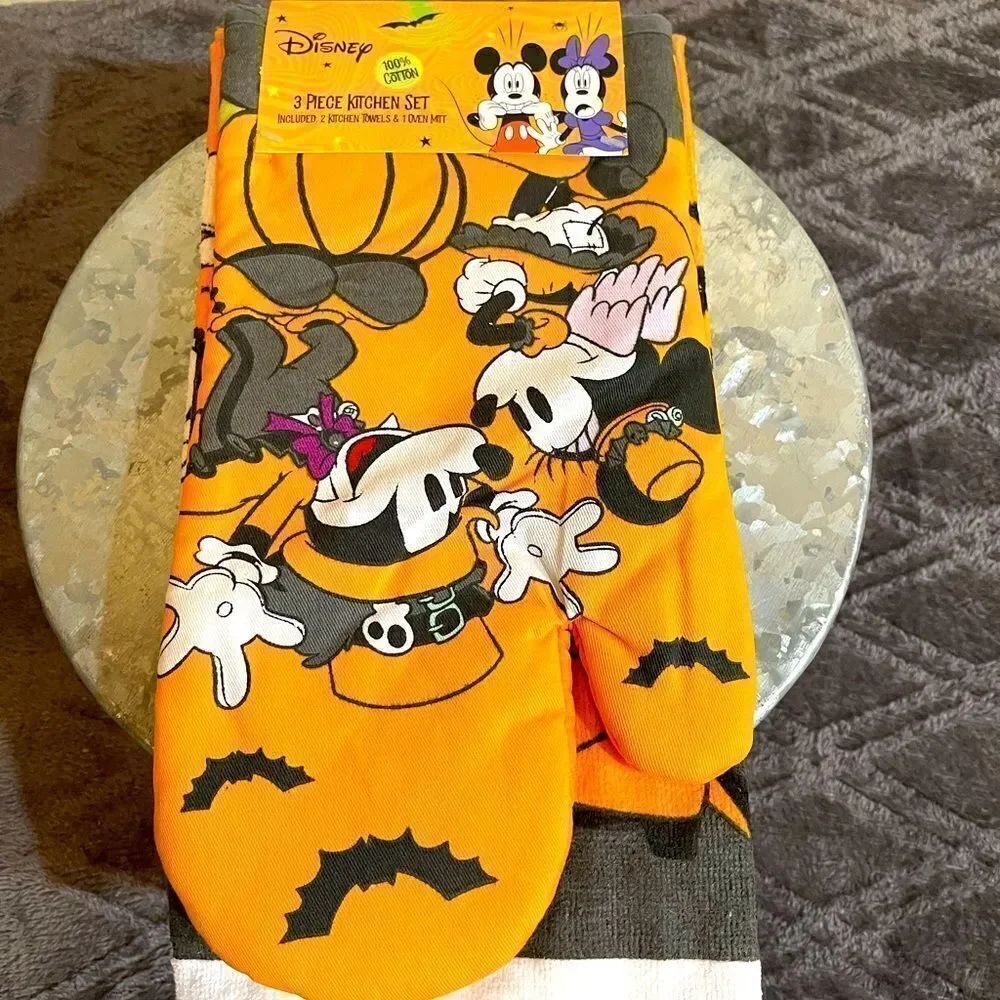 Disney Halloween 3 piece set with 2 towels & mitt